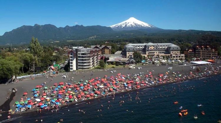 Playa Grande de Pucón con el volcán Villarrica