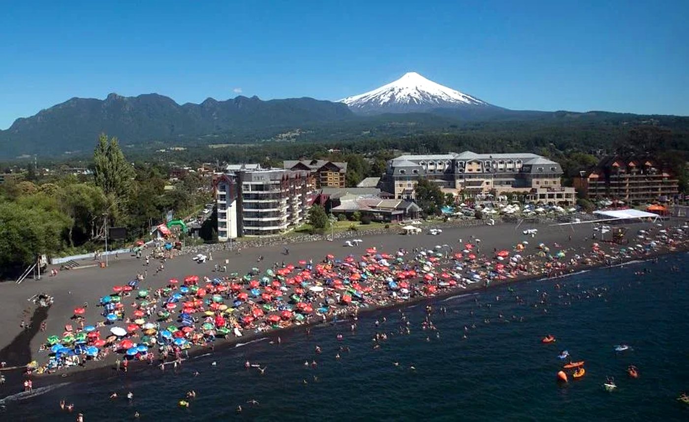 Playa Grande de Pucón con el volcán Villarrica de fondo
